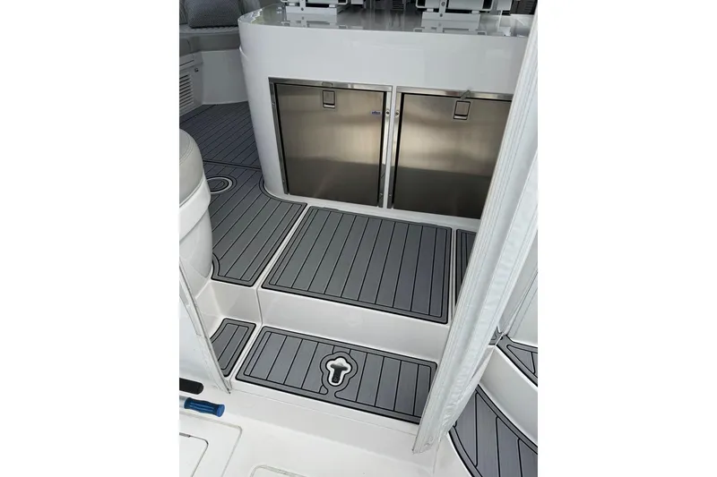 Slide: The Image of 2023 Intrepid 477 - 24