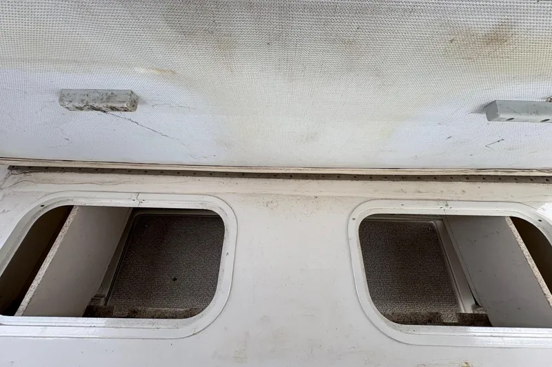 Slide: The Image of Interior ceiling and windows of a 2001 Sea Ray 460 Sundancer boat. - 26