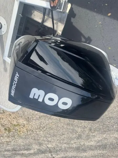 Slide: The Image of Mercury outboard motor on 2022 Bennington 25 LSB boat, viewed from above. - 8