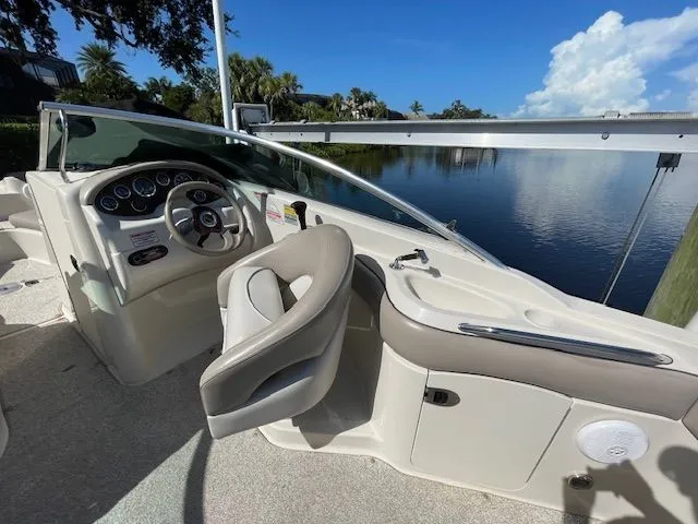 Slide: The Image of Sea Ray 220 Sundeck 2003 - 5