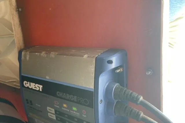 Slide: The Image of Battery charger installed on a 2007 KenCraft 2260 BAYRIDER boat. - 16