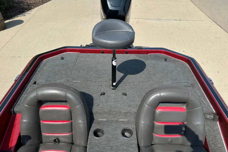 Slide: The Image of 1999 Champion 193 DCX boat interior with gray and red seating. - 7