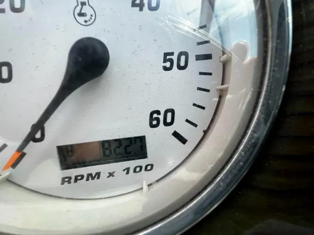 Slide: The Image of Tachometer of 2010 Larson Cabrio 274 showing 822 hours at 60 RPM x 100. - 32