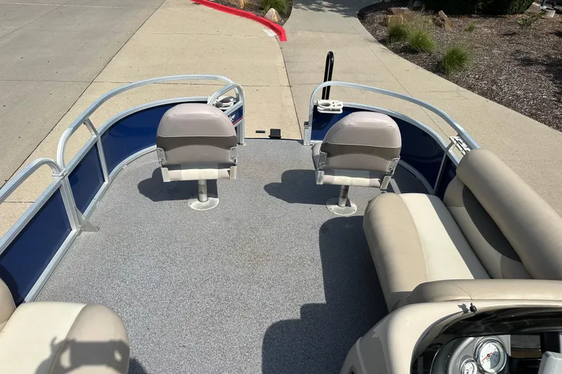 Slide: The Image of 2015 Sun Tracker Fishin' Barge 20 DLX interior with seating and steering console. - 5