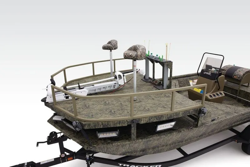 Slide: The Image of 2026 Tracker GRIZZLY® 2072 CC Sportsman boat with camo design and fishing setup. - 3