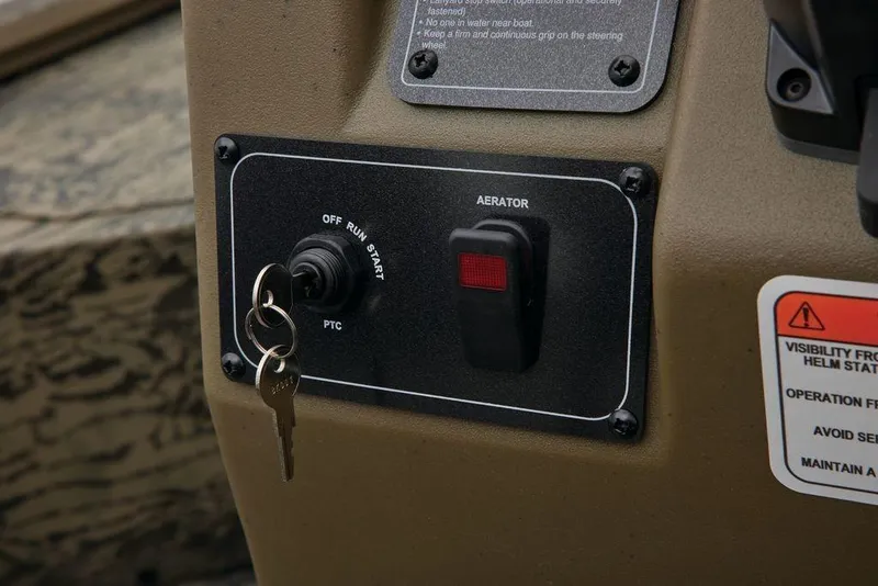 Slide: The Image of Control panel of 2026 Tracker GRIZZLY® 2072 CC Sportsman with ignition and aerator switch. - 35