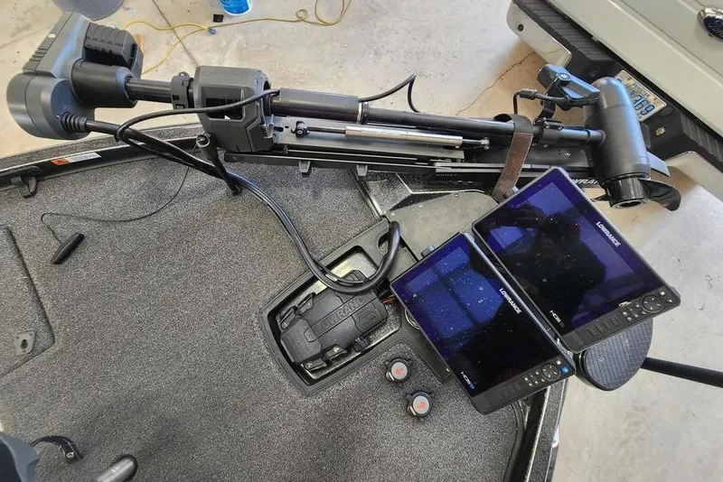 Slide: The Image of 2023 Ranger Z520R boat with advanced sonar equipment and dual Lowrance displays. - 9