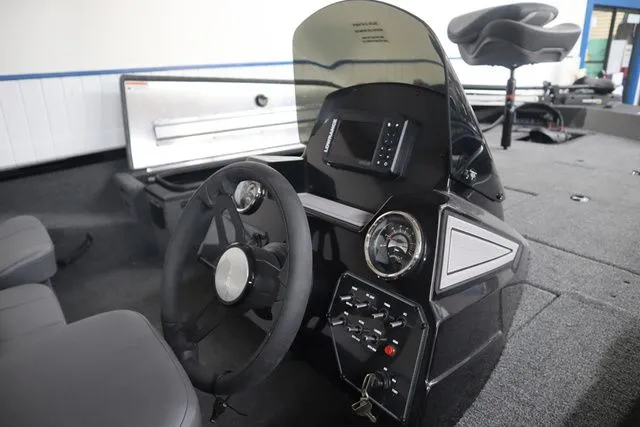 Slide: The Image of Lowe Stinger 175C 2026 - 3