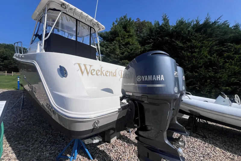 Slide: The Image of 2007 Robalo R305 Walkaround boat with Yamaha outboard motor on display. - 6