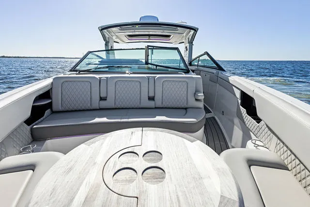 Slide: The Image of Sea Ray SDX 250 Outboard 2023 - 33