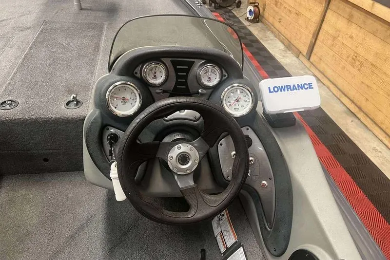 Slide: The Image of Steering console of 2026 Tracker Pro Team™ 190 TX boat with Lowrance display. - 3
