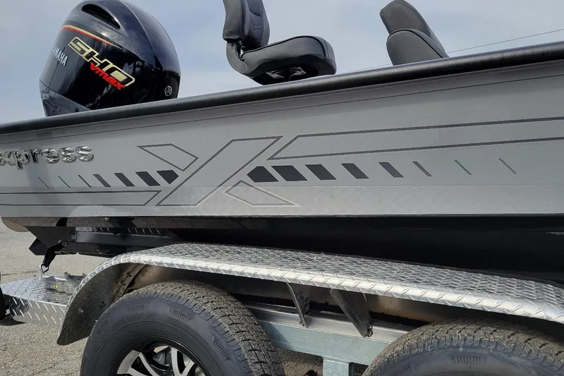 Slide: The Image of 2026 Xpress X19 Pro Bass boat with Yamaha Vmax 200 SHO engine, side view. - 9