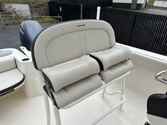 Slide: The Image of Sailfish 220 CC 2022 - 5