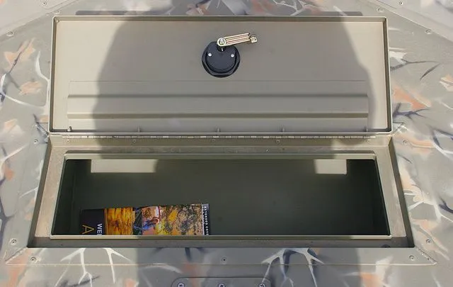 Slide: The Image of Tracker Grizzly 1648 Utility 2025 - 8