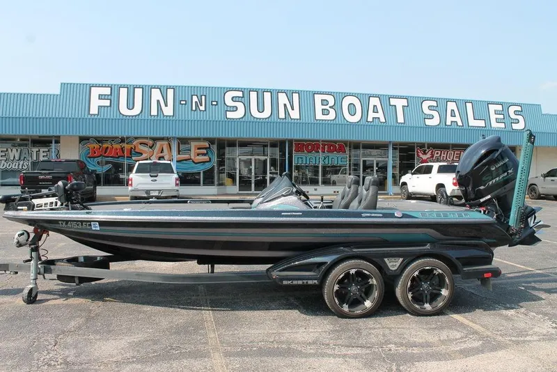 Slide: The Image of 2019 Skeeter FX21 LE boat at Fun-N-Sun Boat Sales dealership. - 1