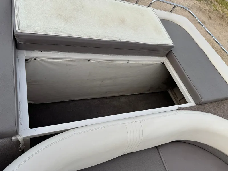 Slide: The Image of Crestliner LSi 2485 1999 - 10