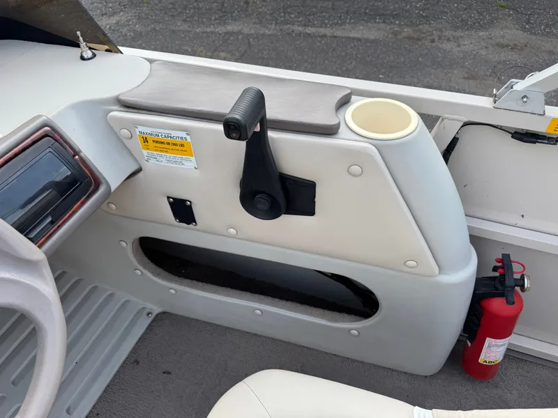 Slide: The Image of Crestliner LSi 2485 1999 - 25