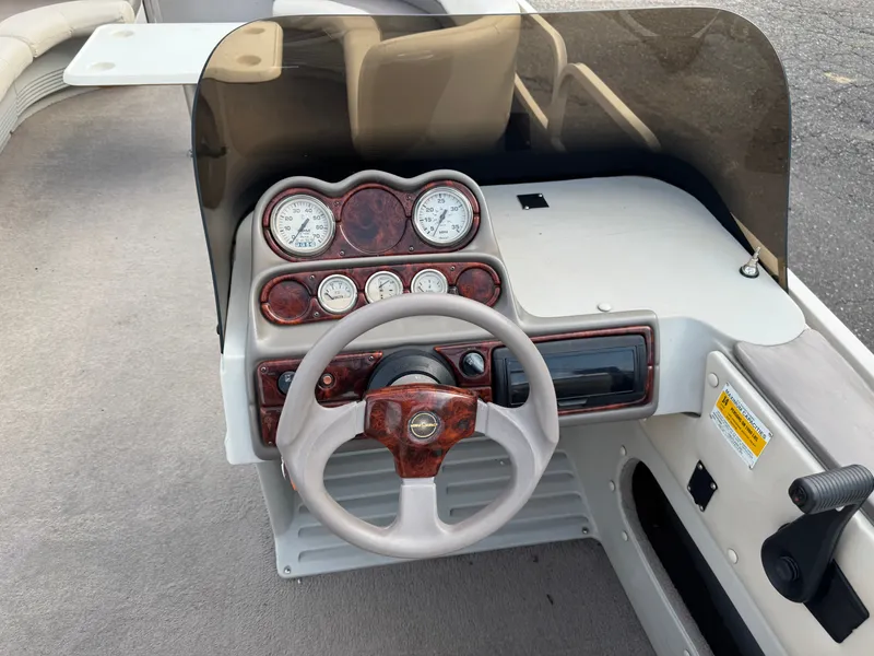 Slide: The Image of Crestliner LSi 2485 1999 - 26