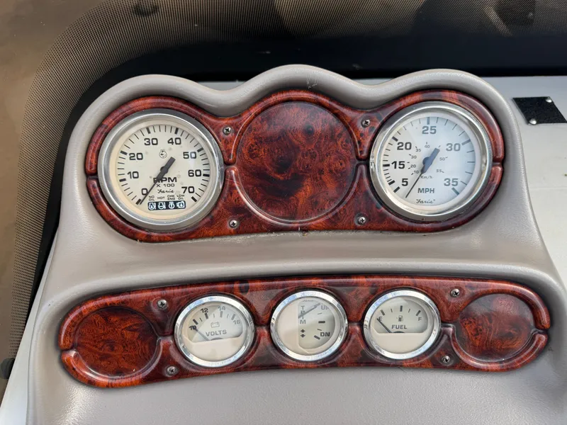 Slide: The Image of Crestliner LSi 2485 1999 - 27