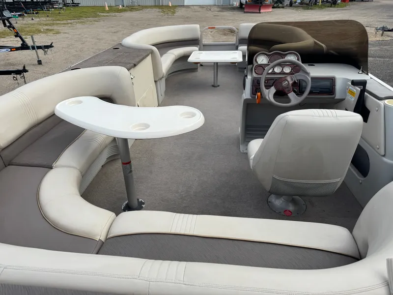 Slide: The Image of Crestliner LSi 2485 1999 - 6