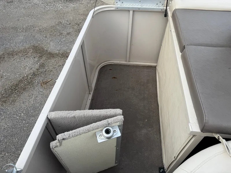 Slide: The Image of Crestliner LSi 2485 1999 - 9