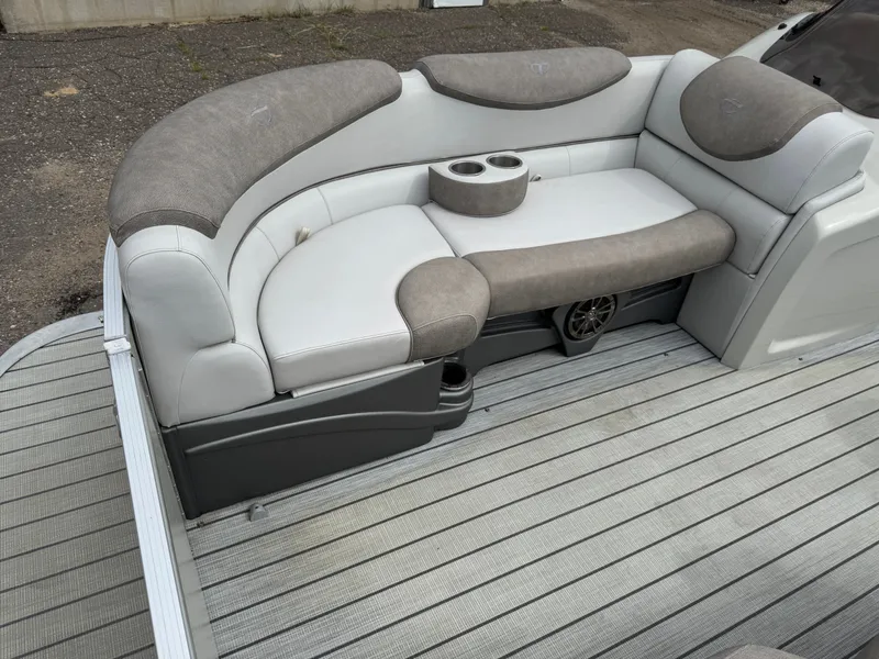 Slide: The Image of Tahoe Cascade 2385 RJ Pontoon 2019 - 14