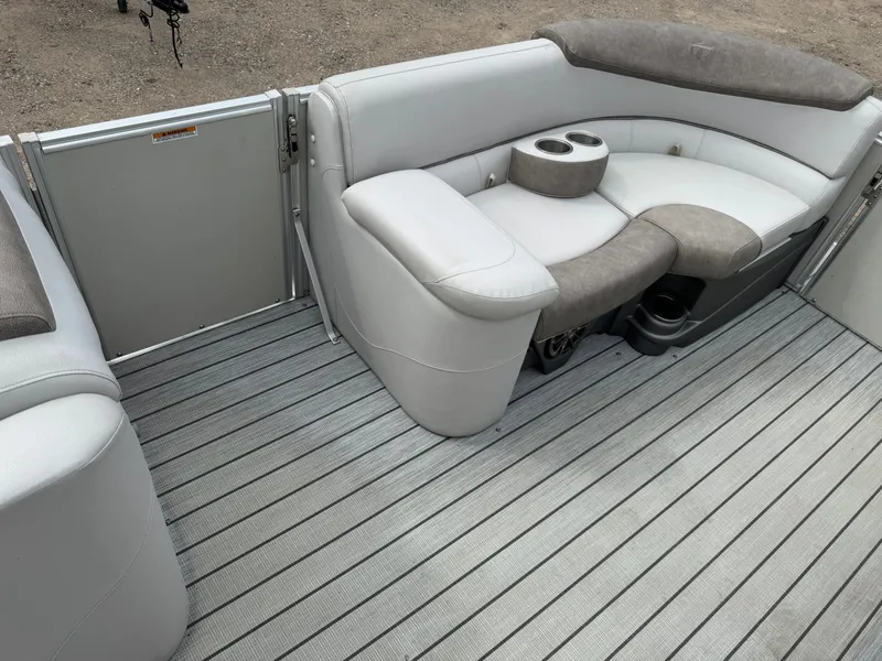 Slide: The Image of Tahoe Cascade 2385 RJ Pontoon 2019 - 16