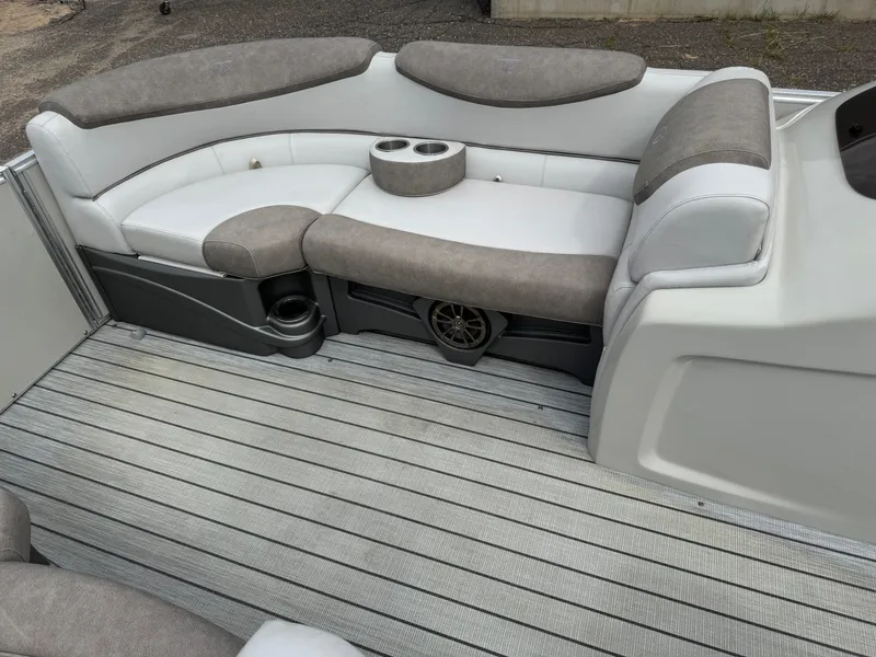 Slide: The Image of Tahoe Cascade 2385 RJ Pontoon 2019 - 17
