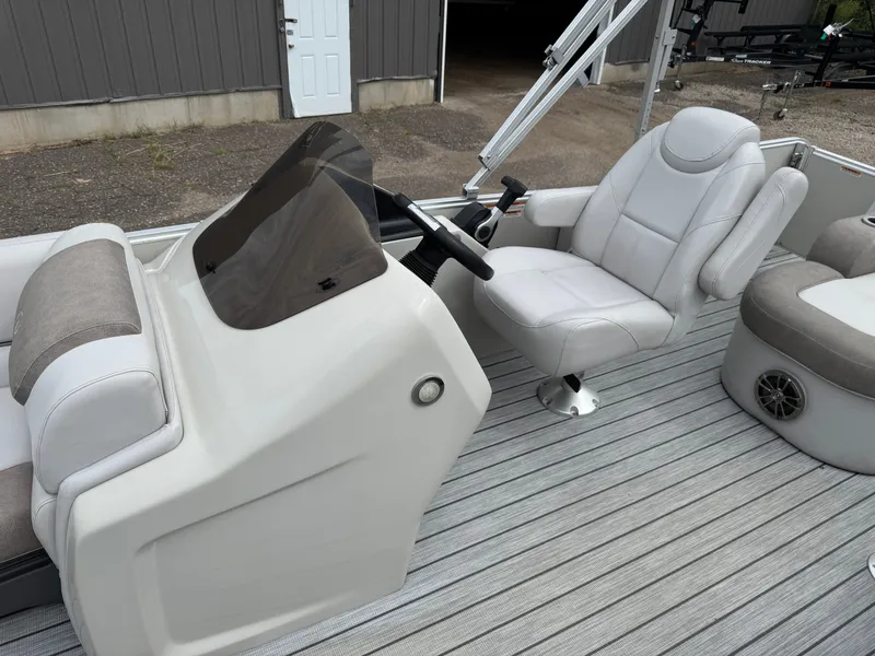 Slide: The Image of Tahoe Cascade 2385 RJ Pontoon 2019 - 27