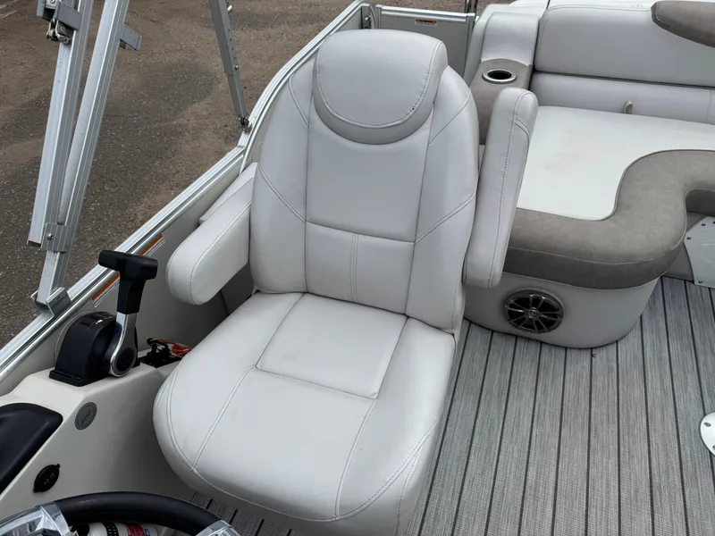 Slide: The Image of Tahoe Cascade 2385 RJ Pontoon 2019 - 28