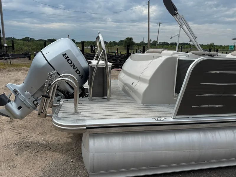 Slide: The Image of Tahoe Cascade 2385 RJ Pontoon 2019 - 48