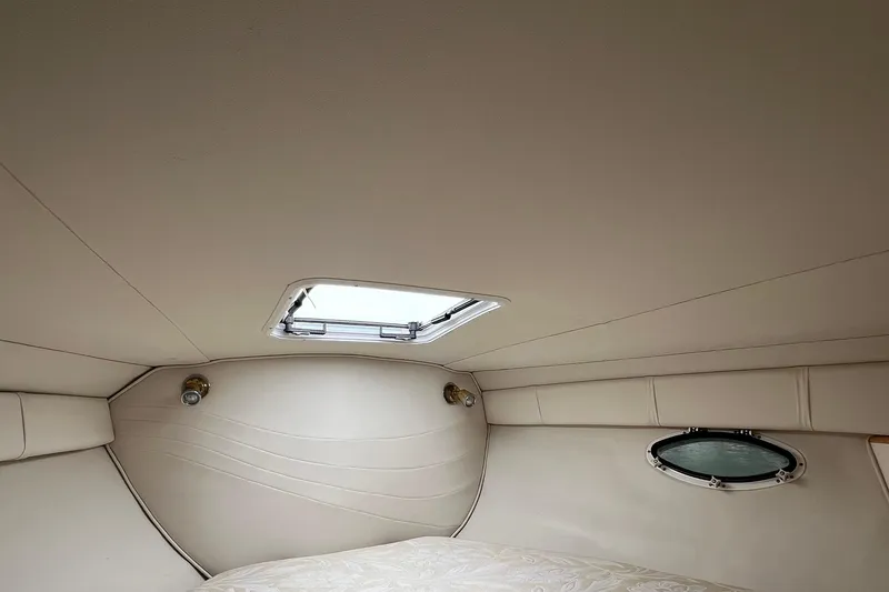 Slide: The Image of Interior cabin of 2000 Larson 330 CABRIO boat with porthole and ceiling hatch. - 17
