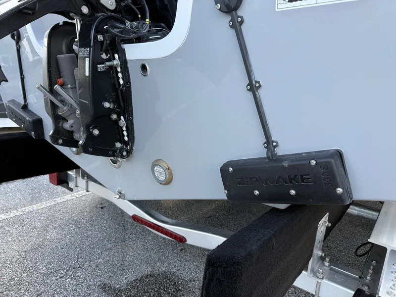 Slide: The Image of Sea Pro 242 242 WITH ZIPWAKES 2026 - 12