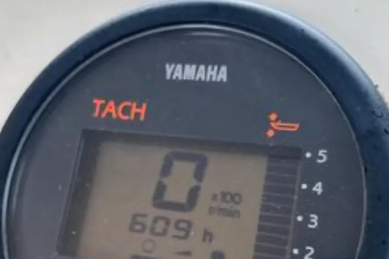 Slide: The Image of Yamaha tachometer displaying 609 hours on a Parker 2520 Modified Vee Sport Cabin, 2001 model. - 4