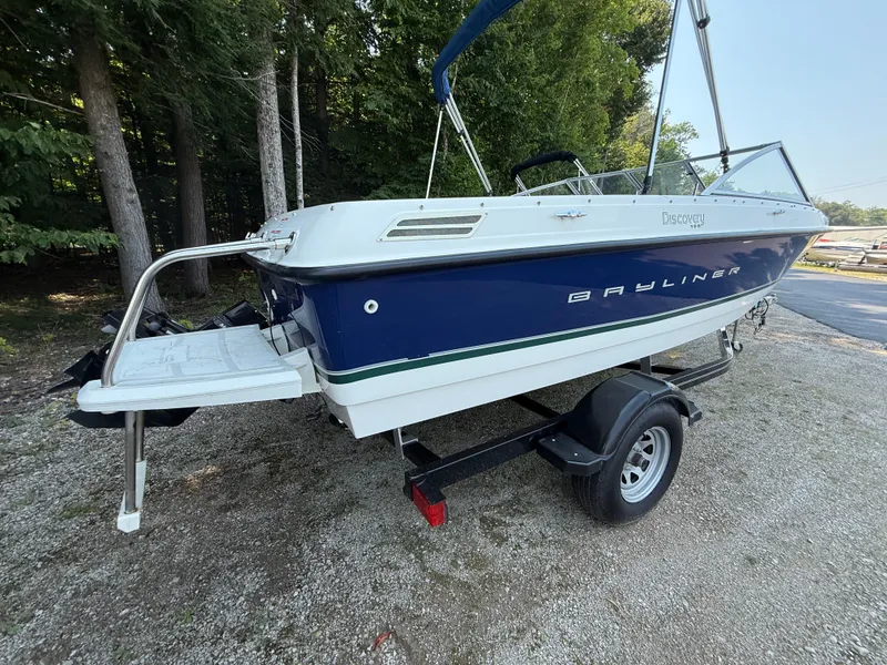 Slide: The Image of Bayliner 195 Discovery 2012 - 3