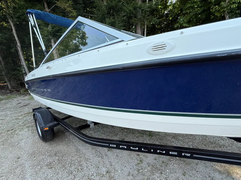 Slide: The Image of Bayliner 195 Discovery 2012 - 7