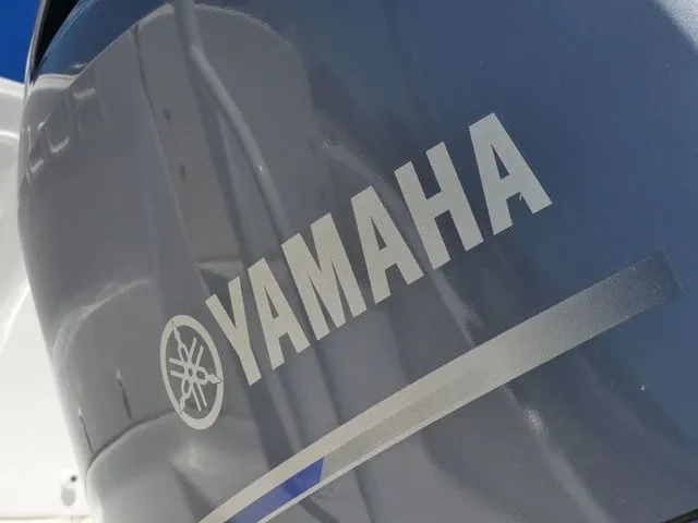 Slide: The Image of Robalo R207 Dual Console 2023 - 12