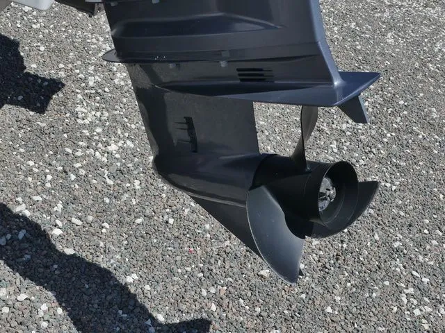 Slide: The Image of Robalo R207 Dual Console 2023 - 13