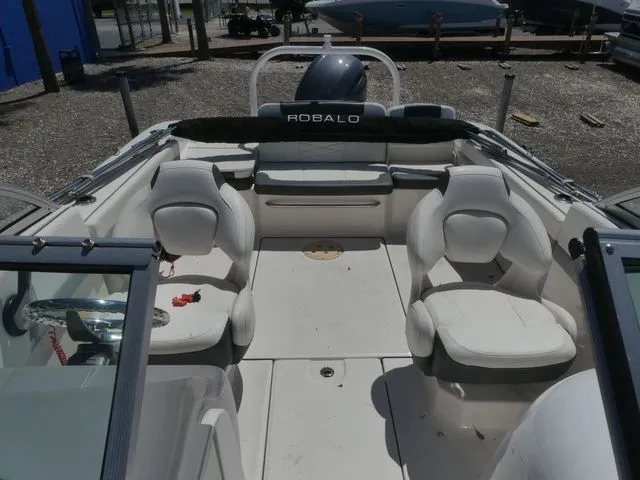 Slide: The Image of Robalo R207 Dual Console 2023 - 15