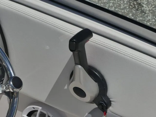 Slide: The Image of Robalo R207 Dual Console 2023 - 19