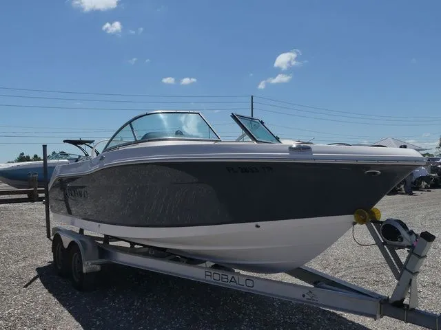 Slide: The Image of Robalo R207 Dual Console 2023 - 4