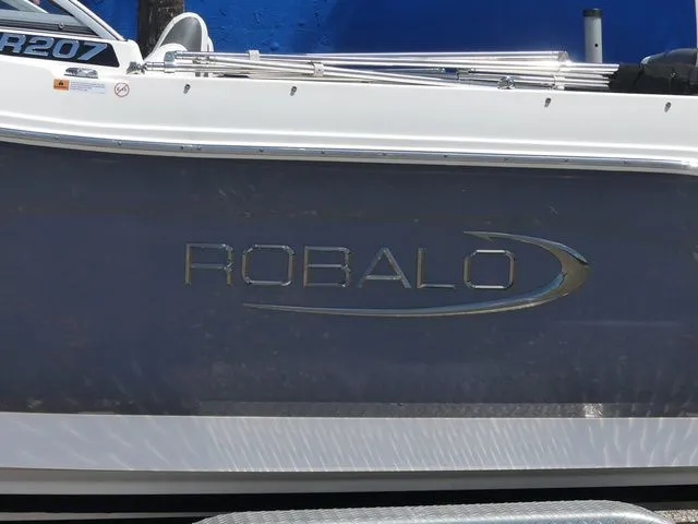 Slide: The Image of Robalo R207 Dual Console 2023 - 9