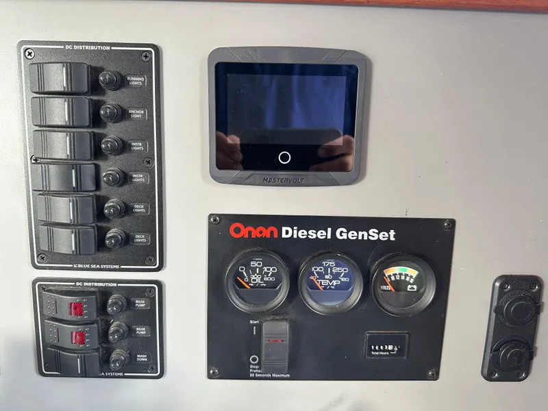 Slide: The Image of Battery monitor, Gen display - 38