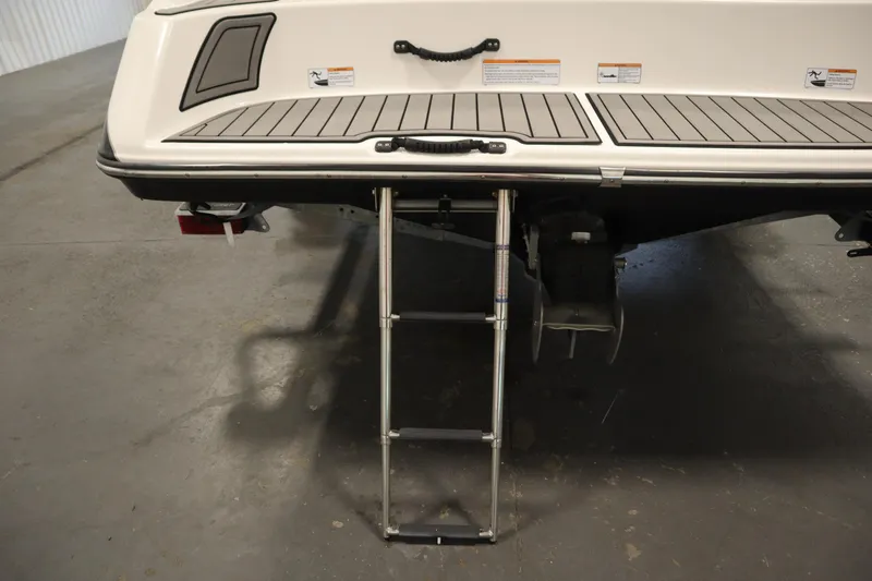 Slide: The Image of 2018 Yamaha Boats AR195 swim platform with ladder extended. - 47