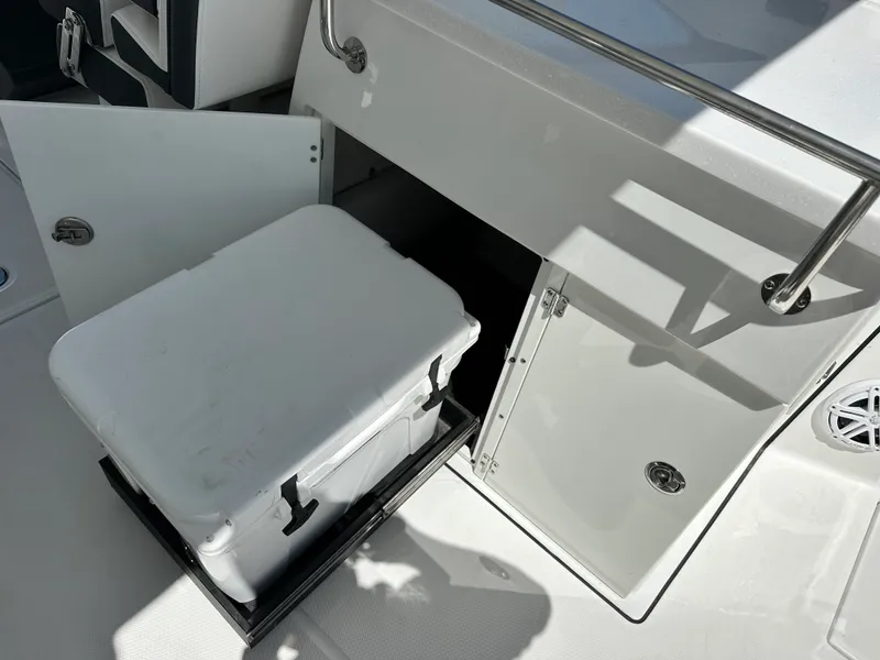 Slide: The Image of Blackfin 272 DC 2023 - 38