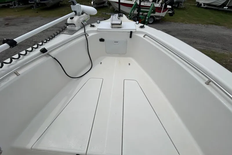 Slide: The Image of 2007 Triton 2486cc boat deck with clean white surface and railing. - 8