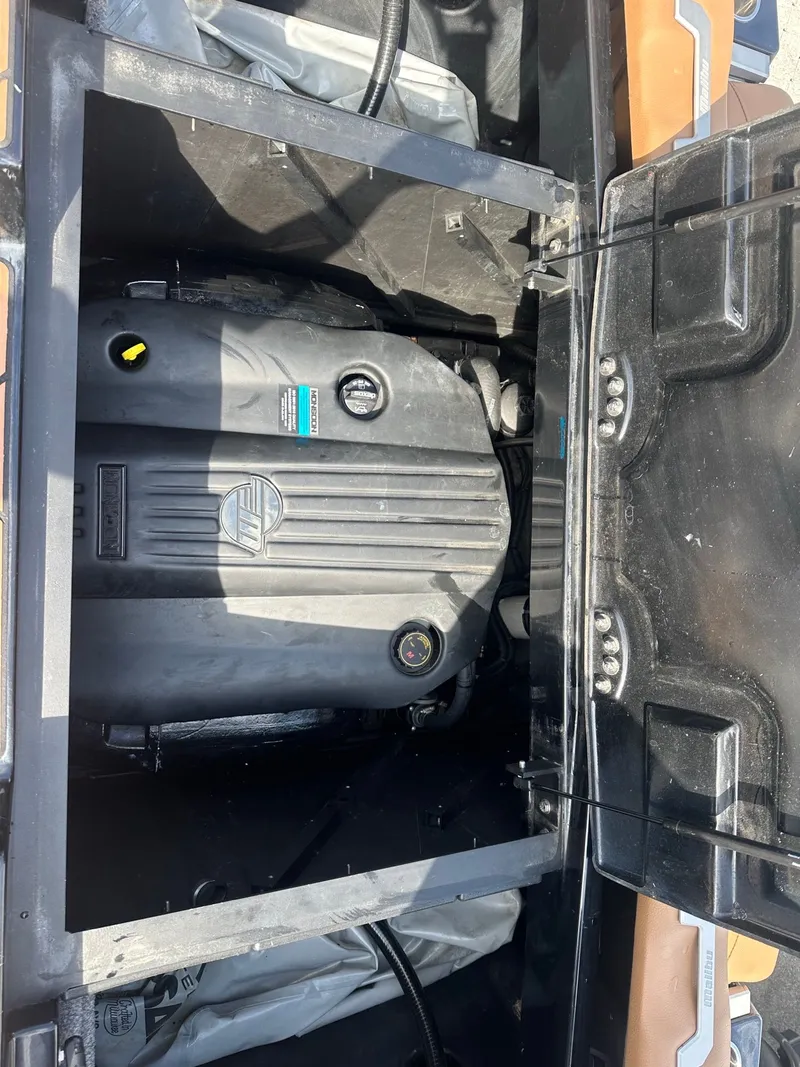 Slide: The Image of Malibu Wakesetter 25 LSV 2022 - 7