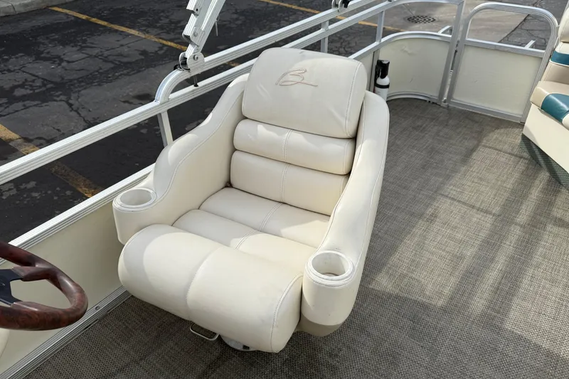 Slide: The Image of Luxurious white captain's chair on 2001 Bennington 2550 RL pontoon boat. - 24