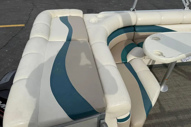 Slide: The Image of 2001 Bennington 2550 RL boat interior with cushioned seating and table. - 9