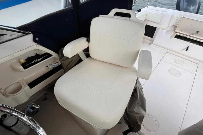Slide: The Image of Captain's chair on 2004 Grady-White Gulfstream 232 boat, featuring white upholstery. - 17